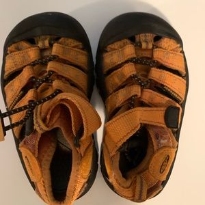 Tangerine keens toddler size 8